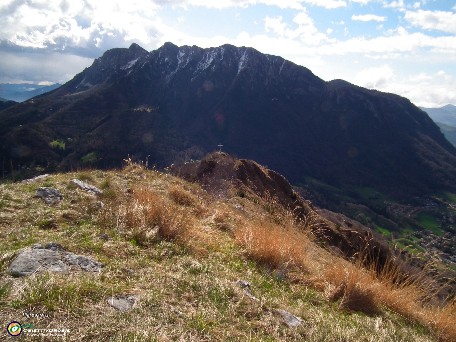 41 Da Cima Monte Castello (1474 m.) la Croce sottostante... .JPG